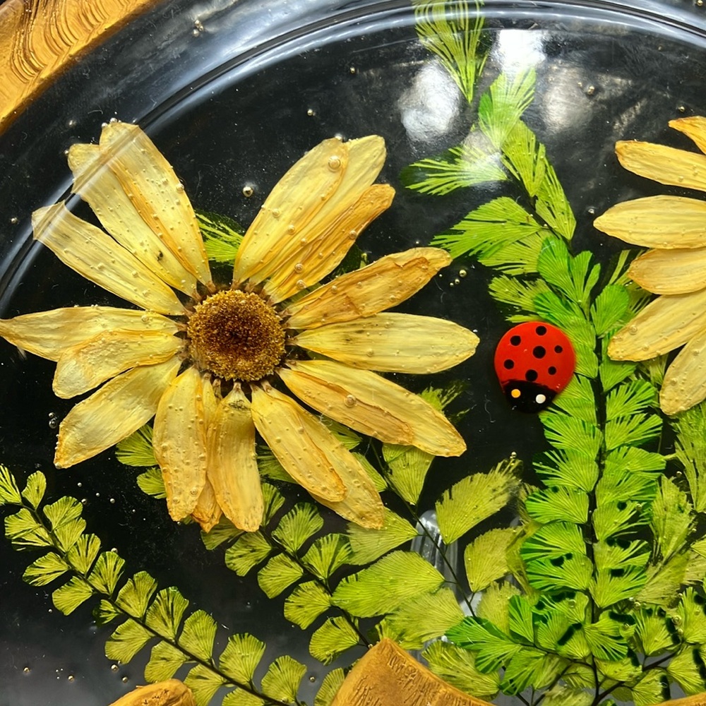 Vintage Gamut Lucite cheese board with pressed flowers and dome - Picture 5 of 15